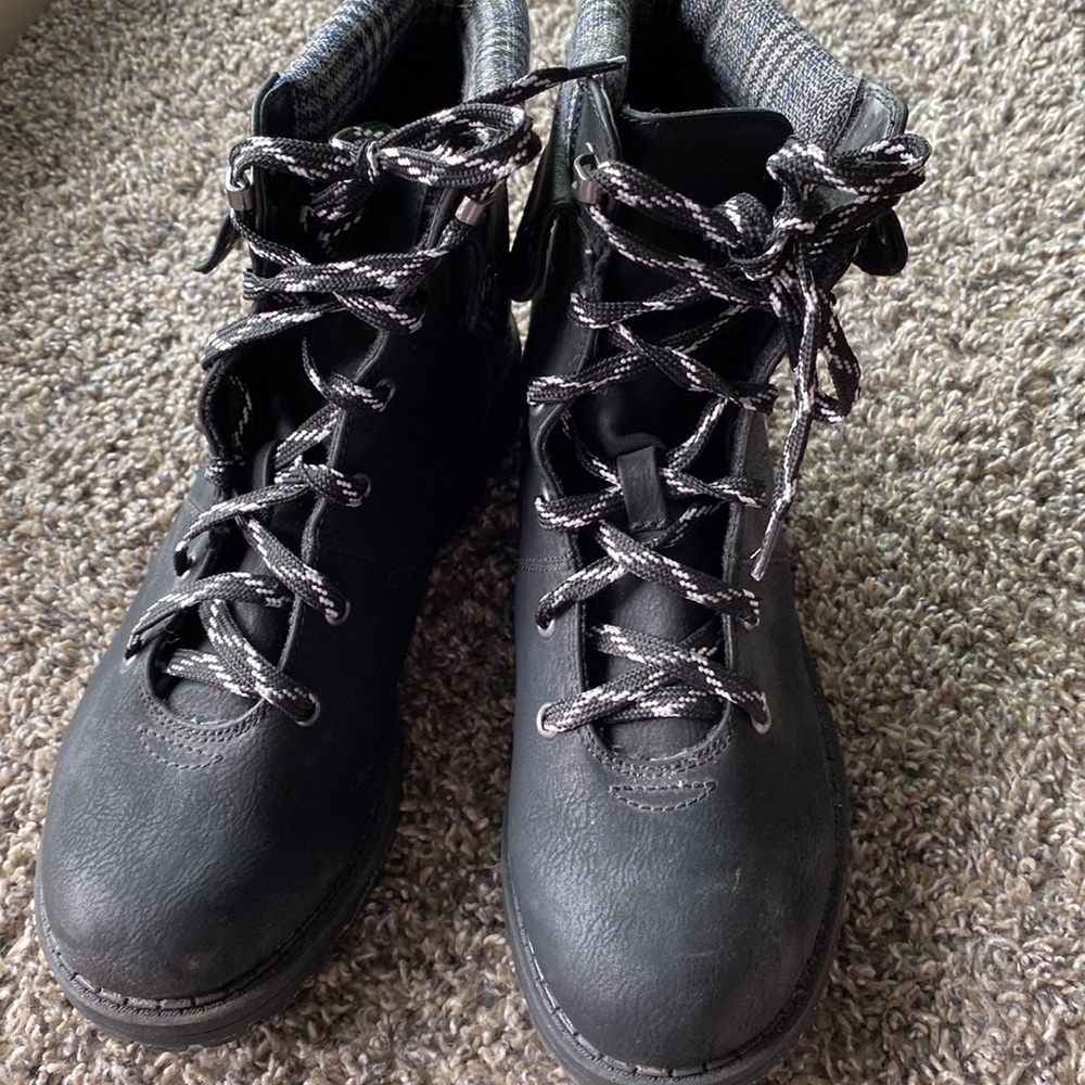 Black Low Cut Boots, Size 9 - Picture 3 of 8